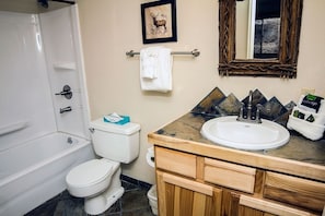 Appart'hĂŽtel, 2 chambres | Salle de bain | Serviettes fournies