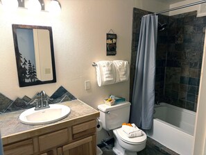 Condo, 2 Bedrooms | Bilik Mandi | Tuala disediakan 