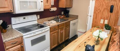 公寓式客房, 1 间卧室 | 私人厨房 | 冰箱、烤箱、茶具/咖啡用具、烤面包机