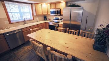 Chalet, 3 Bedrooms | Private kitchen | Fridge, oven, coffee/tea maker, toaster