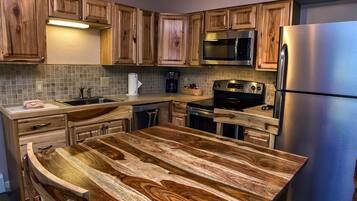 Condo, 1 phòng ngủ | Bếp riêng | Tủ lạnh, dụng cụ pha cà phê/trà, lò nướng bánh mì