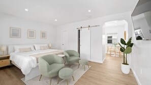 1 bedroom, iron/ironing board, travel cot, WiFi - Retro Modern vibes ! King Bed Near beach ! Villa 9 (Lake Worth)