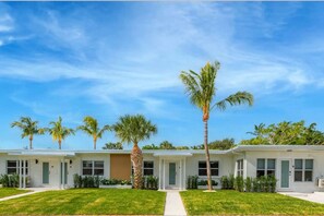 Exterior - Retro Modern vibes ! King Bed Near beach ! Villa 9 (Lake Worth)