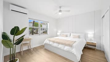 1 habitación, escritorio, tabla de planchar con plancha y cuna de viaje