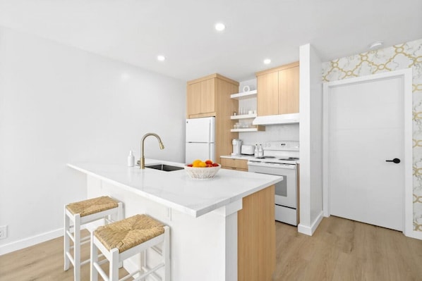 Refrigerador, microondas, horno y parrilla de estufa