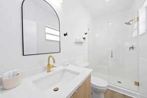 Hair dryer, towels - Private Patio! Near beach -TV in bedroom - Villa 4 (Lake Worth)