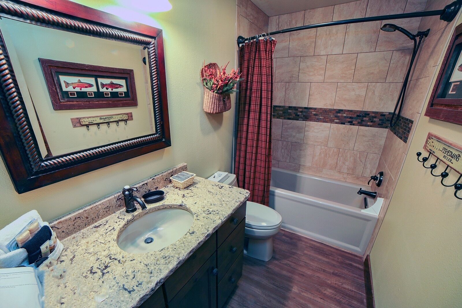 Un baño con lavamanos, inodoro y bañera.