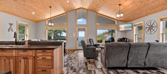 Lakefront home, Beach, Hot tub, Sunsets, Firepit, near McLain State Park