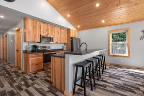 Fridge, microwave, oven, stovetop - Lakefront home, Beach, Hot tub, Sunsets, Firepit, near McLain State Park (Hancock)