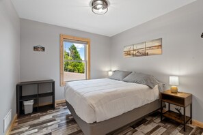 4 chambres, bureau, fer et planche à repasser, lit de bébé portatif
