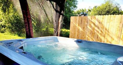 Luxury Home, Hot tub, Game Rm, Sauna, Near trails