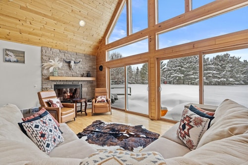 Luxury Home, Hot tub, Game Rm, Sauna, Near trails