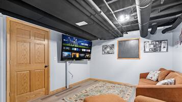 Una Smart TV, una chimenea, videojuegos, un futbolín