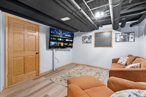 Televisor intel·ligent, llar de foc, videojocs i futbolí 