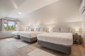 5 bedrooms, desk, iron/ironing board, travel cot