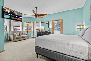 5 makuuhuonetta, työpöytä, silitysrauta/-lauta, vauvan matkasänky