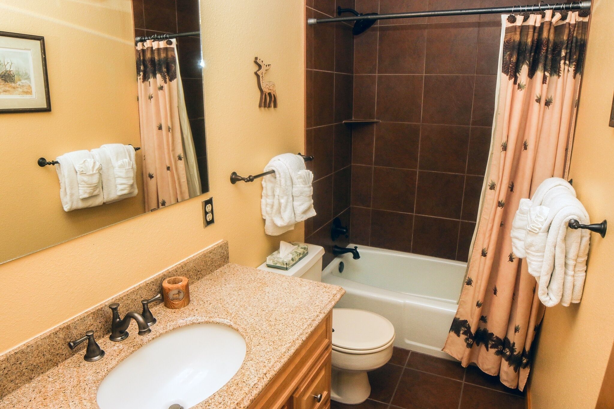Une salle de bain avec un lavabo, des toilettes et une baignoire.