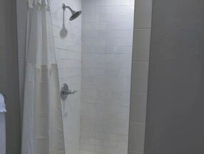 Suihku, hiustenkuivaaja, pyyhkeet, saippua
