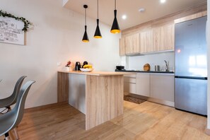 Fridge, coffee/tea maker, electric kettle, toaster - MalagaSuite Comfortable Home 3 (Málaga)
