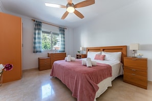 Tabla de planchar con plancha, wifi gratis, ropa de cama