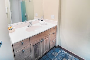 Studio | Bathroom | Towels - Sunnyside Knoll: 11 1 Bedroom Apts (Estes Park)