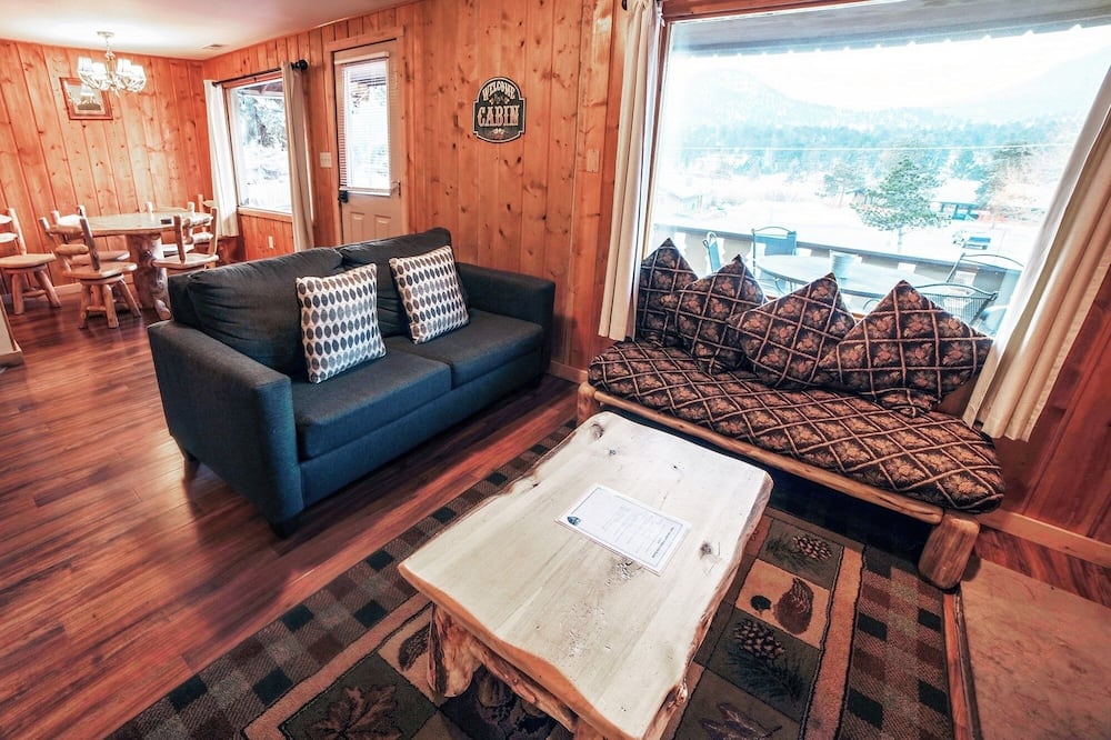 Lazy R Cottages: 8 2 Bedroom Cabin