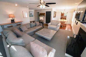 Condo, 2 Bedrooms | Living area