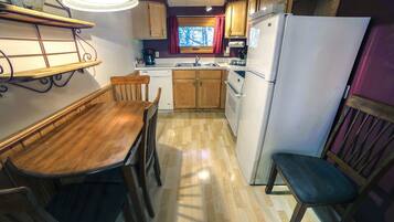 Cabaña, 1 habitación | Cocina privada | Frigorífico, horno, cafetera o tetera y tostadora