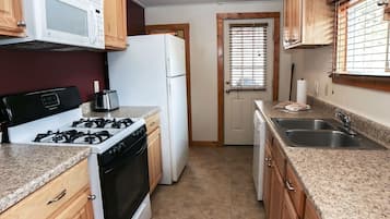 Refrigerador, horno, cafetera/tetera, tostadora