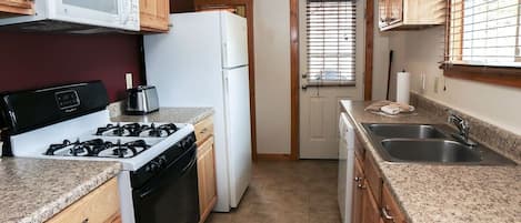 Cabin, 2 Bedrooms | Private kitchen | Fridge, oven, coffee/tea maker, toaster