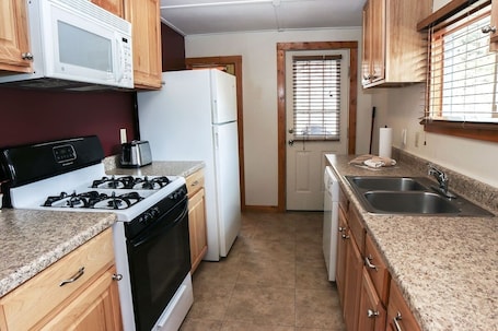 Cabin, 2 Bedrooms | Private kitchen | Fridge, oven, coffee/tea maker, toaster