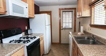 Lazy R Cottages: 6 2 Bedroom Cabin