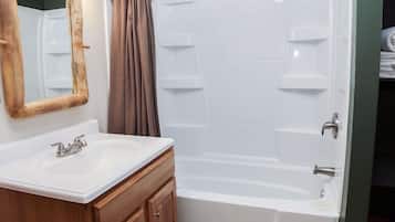 Cabin, 2 Bedrooms | Bathroom | Towels