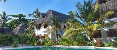 Outdoor pool, sun loungers