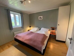 2 soveværelser, skrivebord, strygejern/strygebræt, weekendseng