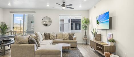 Condo, 3 habitaciones | Área de sala de estar | Smart TV