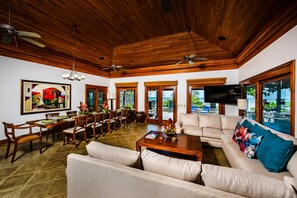 Smart TV, books - Casa Arrecife 𖥚 Spectacular Beachfront 𖥚 Ethereal sunsets 𖥚 Pool & Jacuzzi (Playa Langosta)