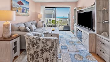 Condo, 3 Bedrooms | Living area