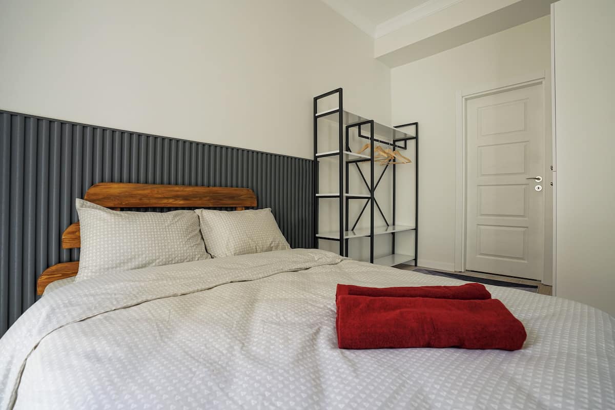 2 Schlafzimmer, Betten mit Memory-Foam-Matratzen, Schreibtisch