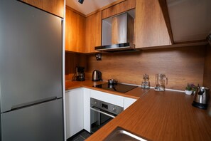 Penthouse Comfort | Eget kök | Kylskåp, mikrovågsugn, ugn och spishäll
