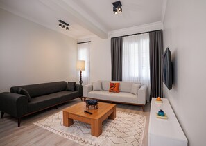 Familie appartement | Woonruimte | Een 100-inch smart-tv met kabelzenders en vloerverwarming