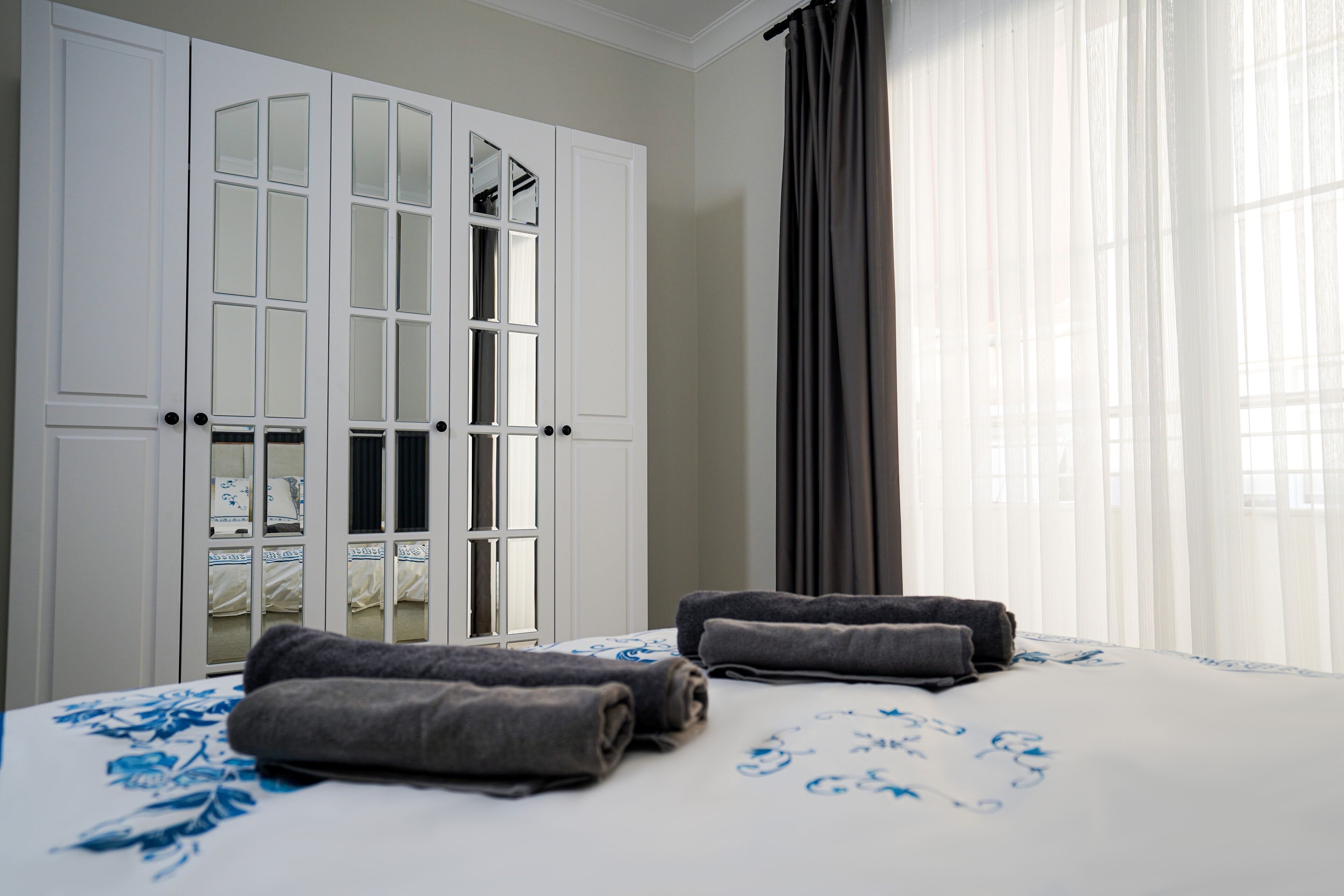 Comfort Penthouse | Memory foam beds, desk, laptop workspace, blackout drapes