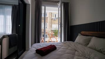 2 bedrooms, memory-foam beds, desk, laptop workspace