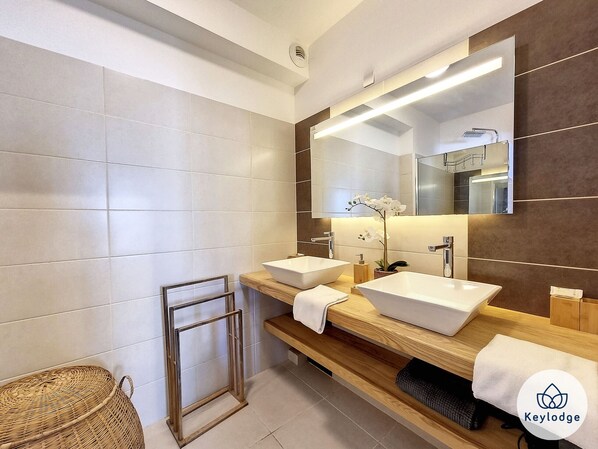 Dusche, Haartrockner, Handtücher