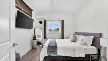 2 bedrooms, desk, free WiFi, bed sheets