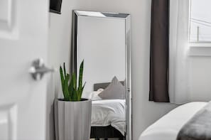 2 bedrooms, desk, free WiFi, bed sheets