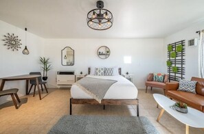 1 makuuhuone, työpöytä, silitysrauta/-lauta, vauvan matkasänky