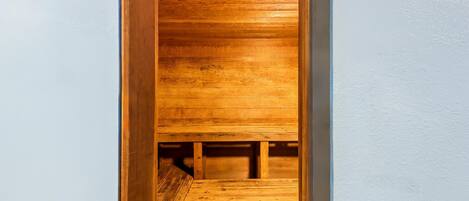 Un banco de madera con diseño de listones, probablemente parte del interior de una habitación.