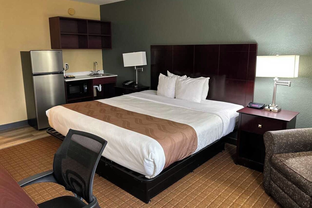 1 King Bed, Nonsmoking