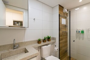 A modern bathroom with a sink, toilet, and shower. - Studios Hub Vila Madalena 2.0 (São Paulo)